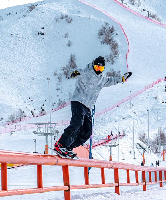 新疆將軍山滑雪場單板滑雪